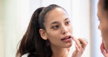 وصفات طبيعية للعناية بالشفاه في الشتاء.. ترطيب وتفتيح بخطوات سهلة