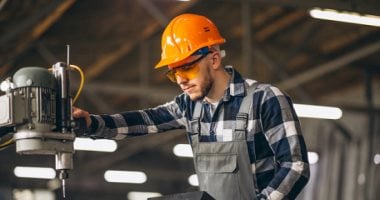 قانون العمل يلزم بالسلامة المهنية فى التعامل مع المواد الكيميائية بالمنشآت