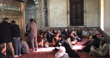 زحام المريدين داخل مقام السيد البدوى عقب صلاة الجمعة.. فيديو