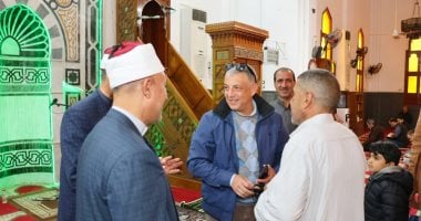 محافظ الإسماعيلية يستمع لشكاوى عدد من المواطنين عقب صلاة الجمعة