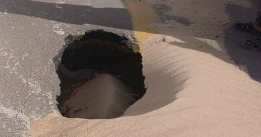 محافظ مطروح يوجه بسرعة إصلاح حفرة على كوبرى رأس الحكمة .. صور