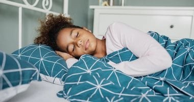 عادات خاطئة يفعلها Gen Z تفسد نومهم.. ركز مع ولادك