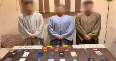 المتهمون عقب إلقاء القبض عليهم