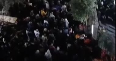مات على سجادة الصلاة بسبب كفتة.. شاهد صلاة الجنازة على جثامين أب ونجليه بشبرا الخيمة