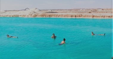 بحيرات الملح بواحة سيوة.. تجربة علاجية طبيعية وسحر يجذب الزائرين