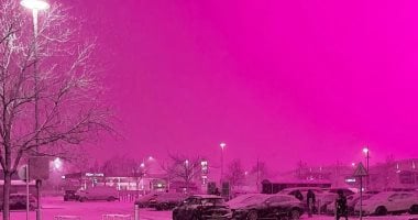 شاهد سماء برمنجهام تتحول للون الوردى تزامنا مع العاصفة جورتى.. اعرف السبب