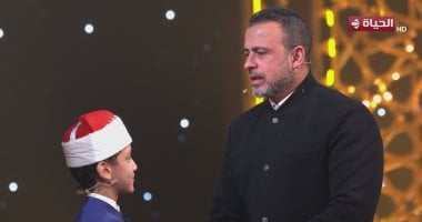 بكلمات من ذهب.. مصطفى حسنى يواسى عمر على فى دولة التلاوة