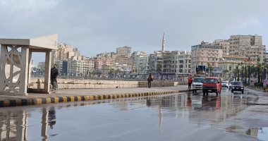 أمطار غزيرة تضرب الإسكندرية والصرف الصحي يتمركز لرفع المياه.. فيديو