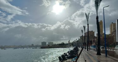 كيهك بيسلم لطوبة.. نوة الفيضة الكبرى تضرب الإسكندرية برياح شديدة وأمطار رعدية.. برودة قارسة ليلا وتحذيرات من ارتفاع الأمواج يصل لـ5.5 متر.."الصرف الصحى" ترفع حالة الطوارئ وتدفع بـ150 سيارة للحد من تجمعات المياه