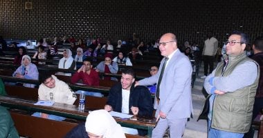 رئيس جامعة سوهاج يتفقد امتحانات التربية النوعية ويطمئن على لجان الطلاب
