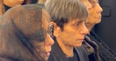 فيروز تنهار باكية أثناء قداس نجلها هلى الرحبانى وابنتها ريما تساندها