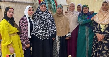 من جدران الصمت إلى ألوان الفن.. رائدات دهشور يصنعن بالخيط والنول كفاحًا يوميًا.. حُرمن من التعليم فاخترن العمل اليدوى سندًا لأزواجهن وتأمينًا لمستقبل أبنائهن.. وأبدعن فى صناعة الكليم والسجاد والكروشيه