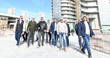 وزير الإسكان يتفقد كمباوند مزارين وبرج LD06 أحد الأبراج الشاطئية بالعلمين الجديدة