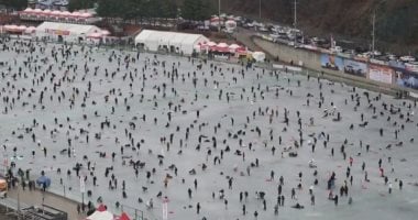 مهرجان صيد السمك على نهر متجمد فى كوريا الجنوبية يجذب آلاف الزوار.. صورة