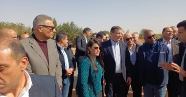 وزيرا التخطيط والزراعة ومحافظ أسوان يتفقدان مصرف وادى الصعايدة