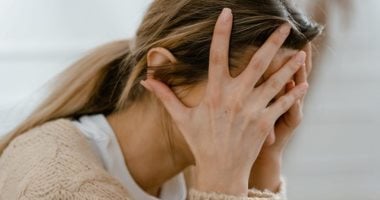 متوترة أكتر من أولادك طول فترة الامتحانات.. 5 خطوات بسيطة للتخلص من القلق