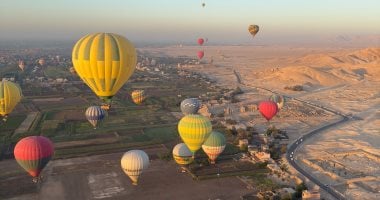 سماء الأقصر تشهد تحليق 60 رحلة بالون طائر تقل 1200 سائح بالبر الغربى.. صور