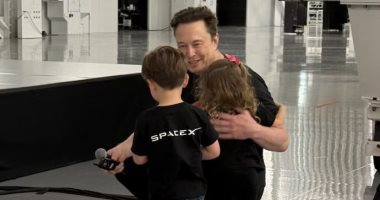 إيلون ماسك يظهر فى صورة مع ابنه "سيخار" ويوضح معنى اسمه