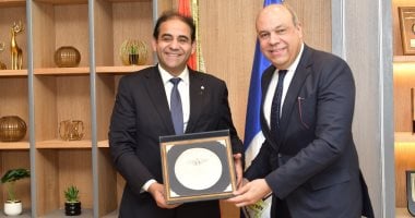 رئيس جامعة بورسعيد يستقبل وزير الطيران المدنى للمشاركة في مناقشة رسالة دكتوراه