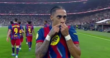 احتفال رافينيا نجم فريق برشلونة الاسباني