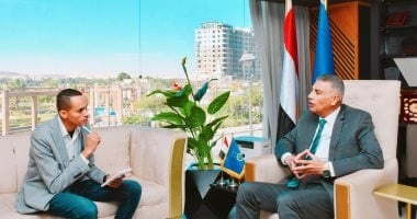 صحفي اليوم السابع خلال حواره مع محافظ أسوان (2)