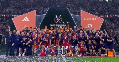 احتفال فريق برشلونة بكأس السوبر الاسباني