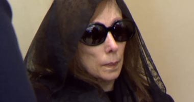 الأم الحزينة فيروز.. قلب ينبض بالموسيقى والغناء وروح عانقها الفقد وأنهكها الوجع.. رحيل الأبناء ليال وزياد وهلي فواجع القدر فى حياة جارة القمر.. وغنت للحب والخير وسلام وتحولت لأيقونة للصمود والصلابة