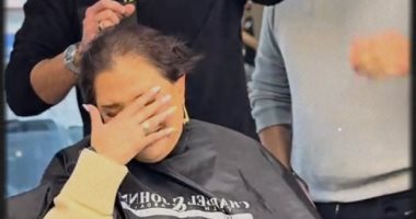 دموع الحزن أصبحت دموع الفرح.. مصفف الشعر اللبنانى يفاجئ مريضة الكانسر.. فيديو