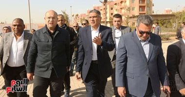 سكن كريم يتحقق على أرض الصف.. تسليم عقود إسكان الديسمي وسط فرحة الأهالي وهتافات تحيا مصر.. محافظ الجيزة: حريصون على توفير حياة كريمة ومستقرة لأهالينا المتضررين من السيول.. ويؤكد: مجتمع عمراني متكامل