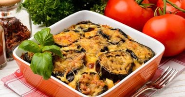 طريقة عمل طاجن المسقعة باللحم المفرومة.. أكلة شتوية مشبعة ولذيذة