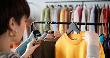 إزاى لون الملابس بيأثر على شغلك؟ البس الأصفر لتحفيز الإبداع والأحمر للنشاط 