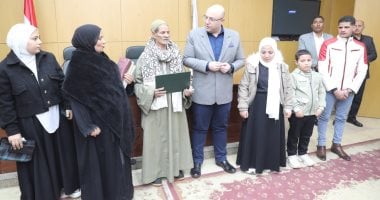 محافظ بني سويف يلتقي المجلس الاستشاري ويُكرم أسرة أحد أعضائه الراحلين