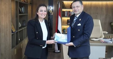 نائب محافظ الجيزة تتسلم دليل الهوية البصرية للمحافظة وتبحث تعزيز التعاون مع جامعة القاهرة