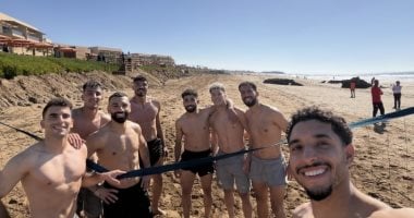 لاعبو منتخب مصر على الرمال