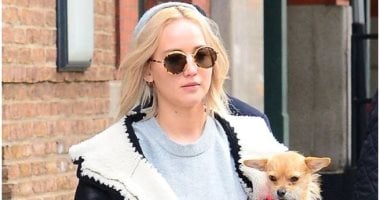 جينيفر لورانس تثير جدلا بتصريحات صادمة عن الكلاب بعد تعرض ابنها للعض