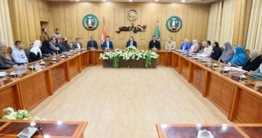 محافظ المنوفية يلتقى 20 حالة إنسانية ويوجه بصرف مساعدات مالية وعينية