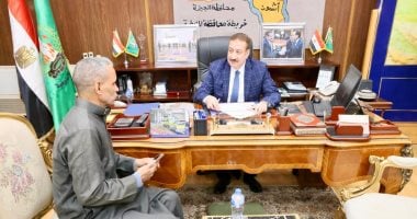 محافظ المنوفية يلتقى رب أسرة حريق جهاز عروس ويقرر صرف مساعدات عاجلة دعما لهم