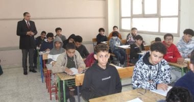 وكيل تعليم الجيزة خلال جولة لمتابعة الامتحانات: التعامل بحزم مع أى مخالفة