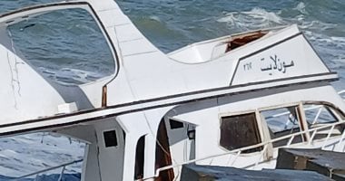 شحوط مركب صغير على كورنيش الإسكندرية بسبب الرياح الشديدة .. فيديو وصور