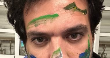 حسن الرداد ينشر صورة لإبدعات ابنه فادى فى الرسم على وجهه