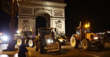غلق شارع الشانزليزيه فى باريس.. مظاهرات بالجرارات الزراعية احتجاجا على اتفاقية التجارة الحرة