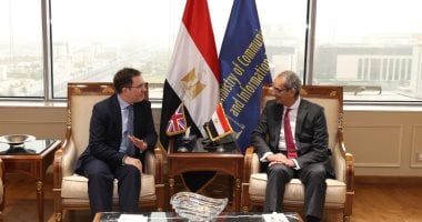  وزير الاتصالات يبحث مع سفير المملكة المتحدة سبل تعزيز الاستثمارات البريطانية