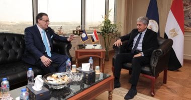 وزير السياحة يبحث مع رئيس جهاز التنظيم والإدارة تطوير الهياكل التنظيمية