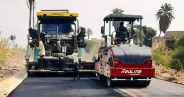 محافظ سوهاج يتابع أعمال رصف طريق حيوى بالمنشاة لتحسين حركة المرور.. صور