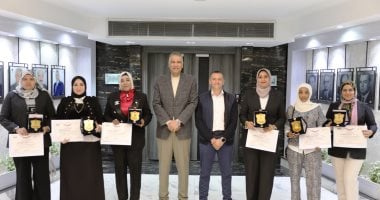 محافظ أسوان يكرم فريق مكتبة مصر العامة لجهودهم المتميزة