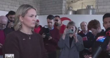 وزيرة خارجية أيرلندا تزور مخازن الهلال الأحمر بالعريش