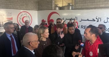 وزيرة الخارجية والتجارة والدفاع الإيرلندية تزور مخازن الهلال الأحمر بالعريش