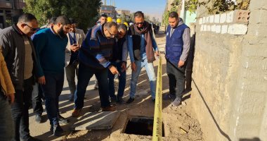 رئيس مياه سوهاج يتفقد وصلات الصرف الصحى ضمن مشروعات "حياة كريمة"