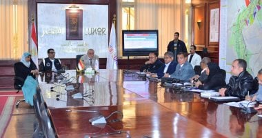 محافظ الأقصر يراجع موقف مشروعات الصرف الصحى بقرى إسنا وأرمنت 