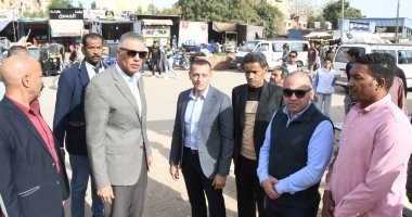 محافظ أسوان يتفقد نقاط العبور المؤقتة بمزلقان السيل القديم.. صور